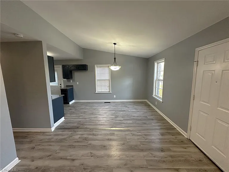 2127 Fairbrother St — Photo 22