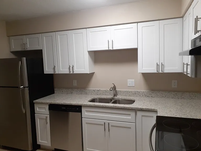 725 N Oak Ave — Photo 5
