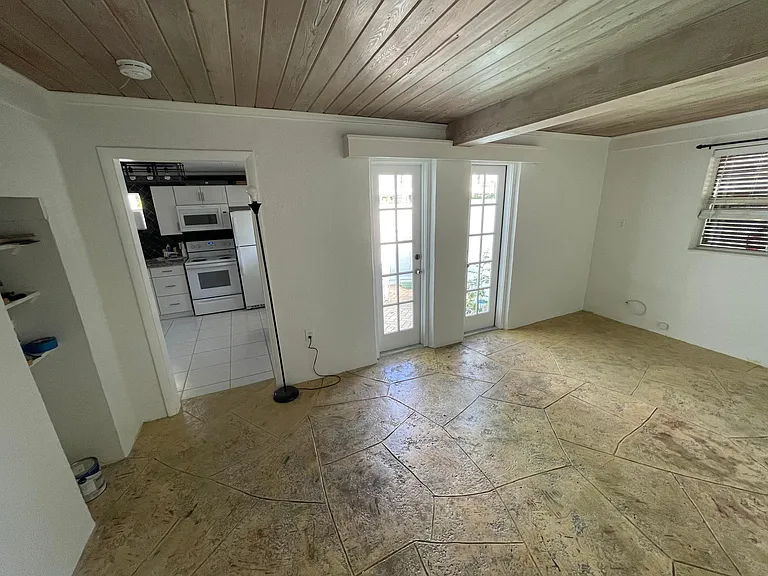 Large art deco Studio with Central air
