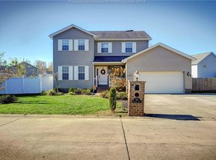 671 Overlook Dr, Hurricane, WV 25526