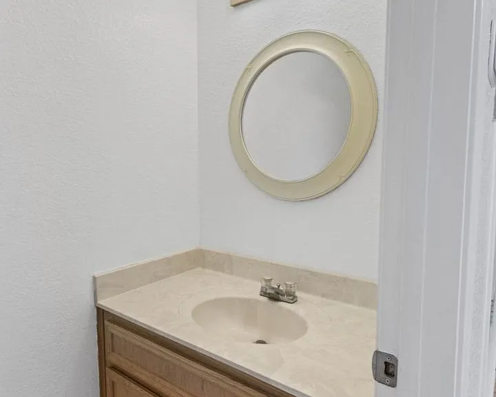 2410 Royal Crest Cir — Photo 9