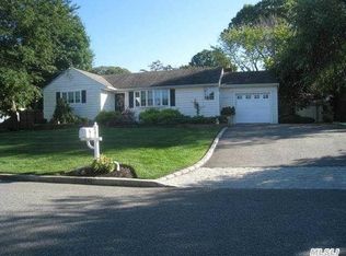 24 Oak St, Smithtown, NY 11787
