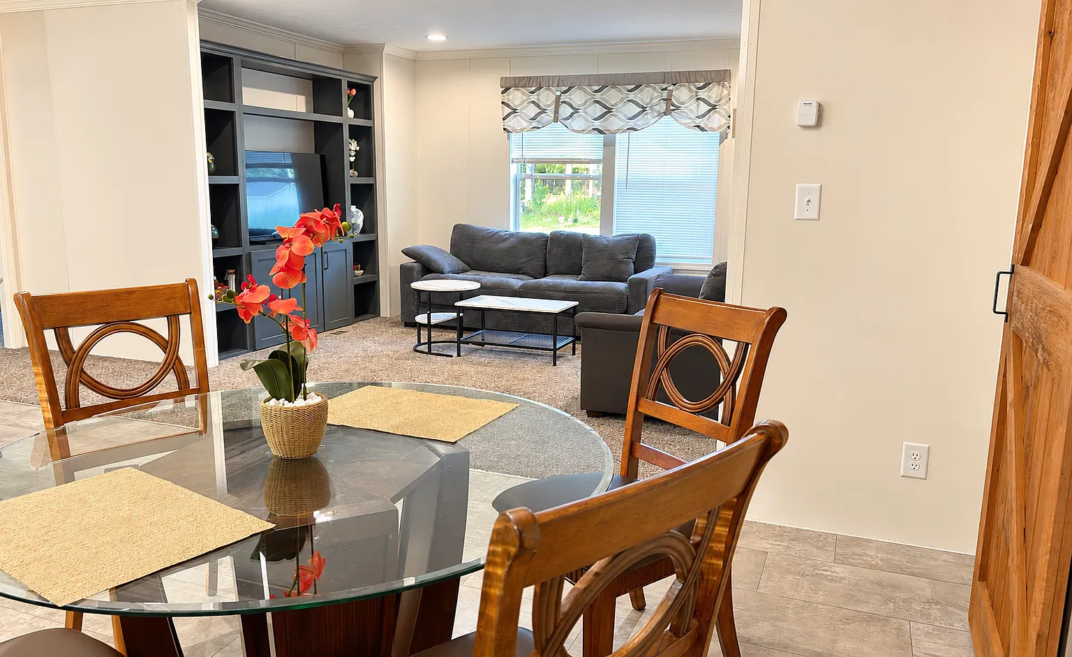 3 bed, 1352 sqft, $3,800 — Photo 4