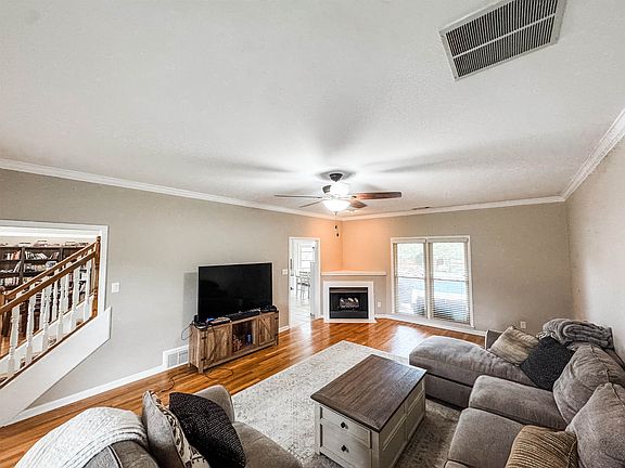2nd image of 850 Coleherne Rd