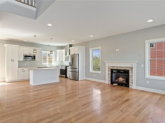 3rd image of 515 Louise St
