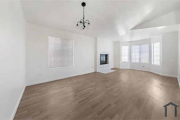3 bed, 1402 sqft, $2,645 — Photo 4