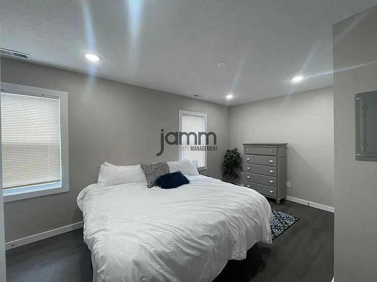 1335 W 69th St #3 — Photo 13