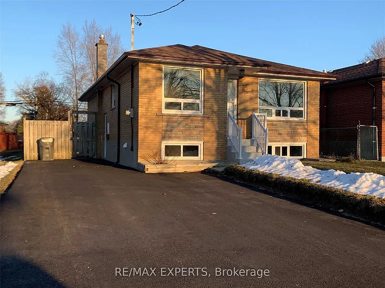 733 Markham Rd — Photo 2