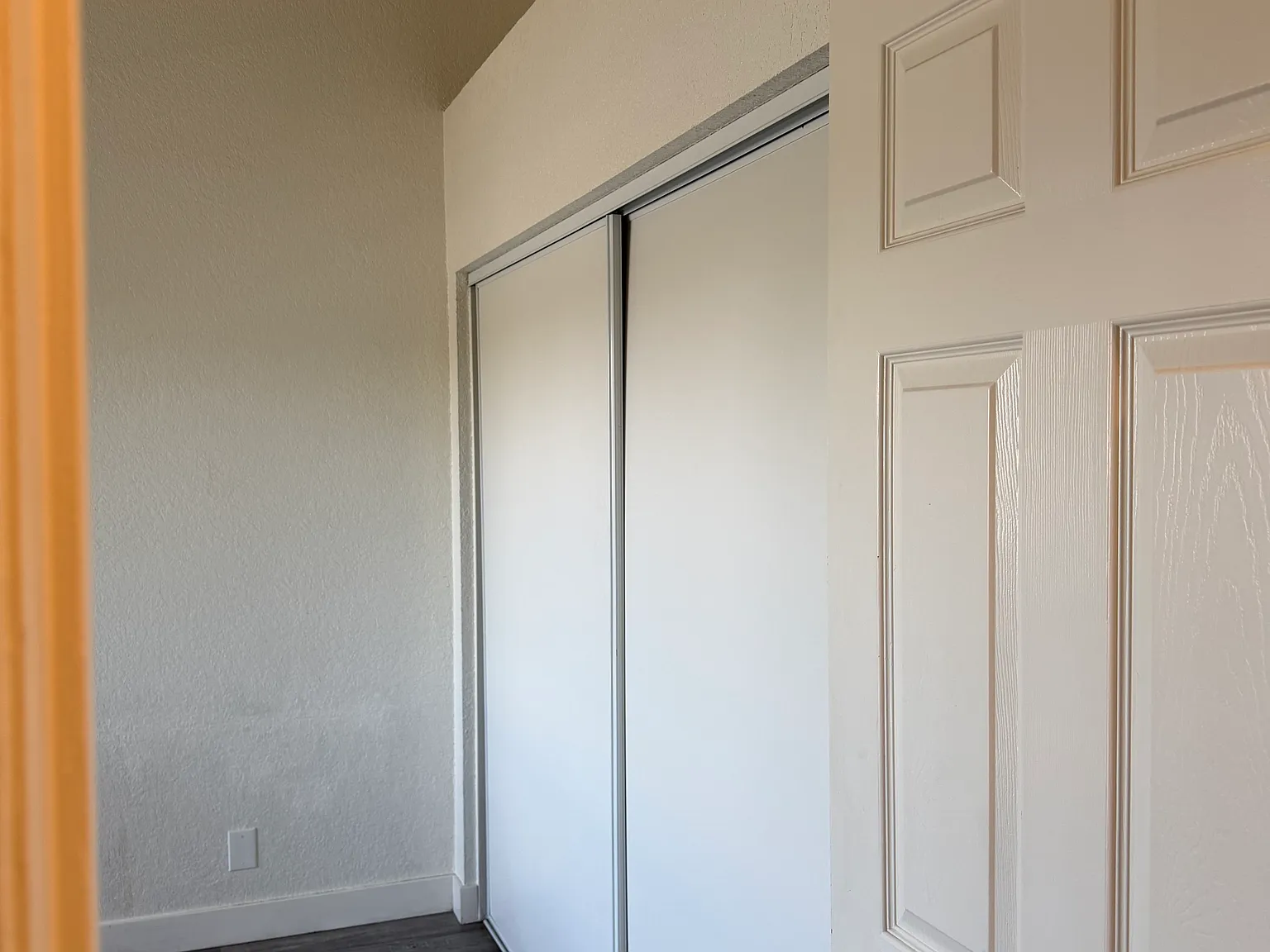 2 bed, 640 sqft, $2,200 — Photo 2