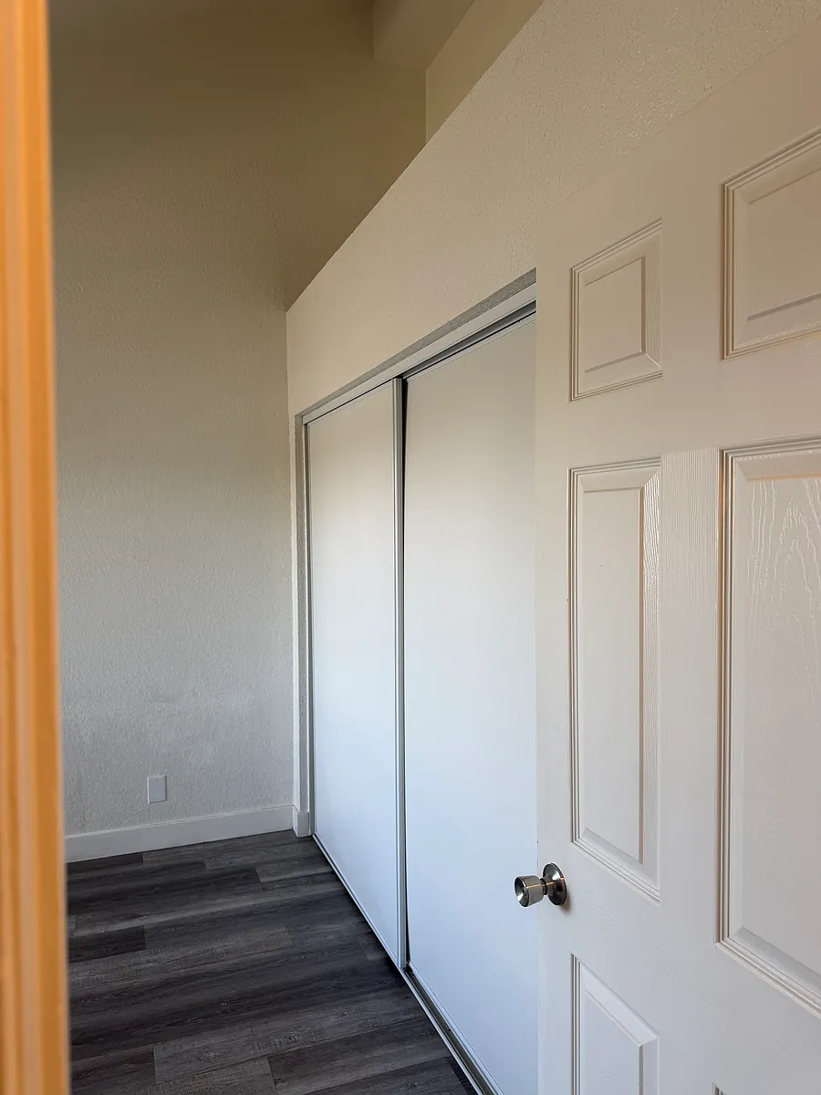 Building Photo - 1080 Temple Ave #203