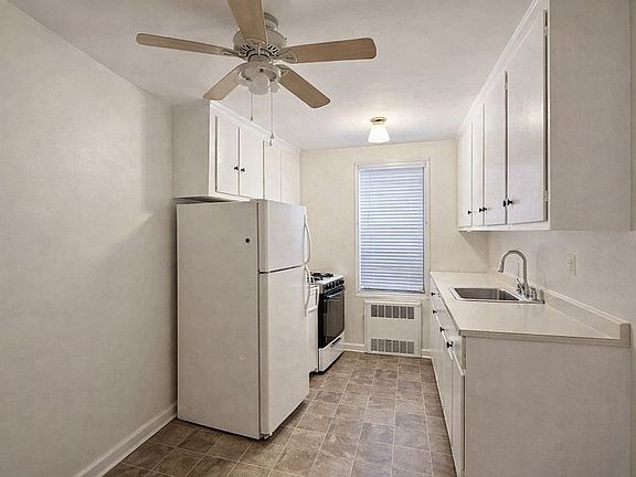 5th image of 2240 Burnett St APT 2F