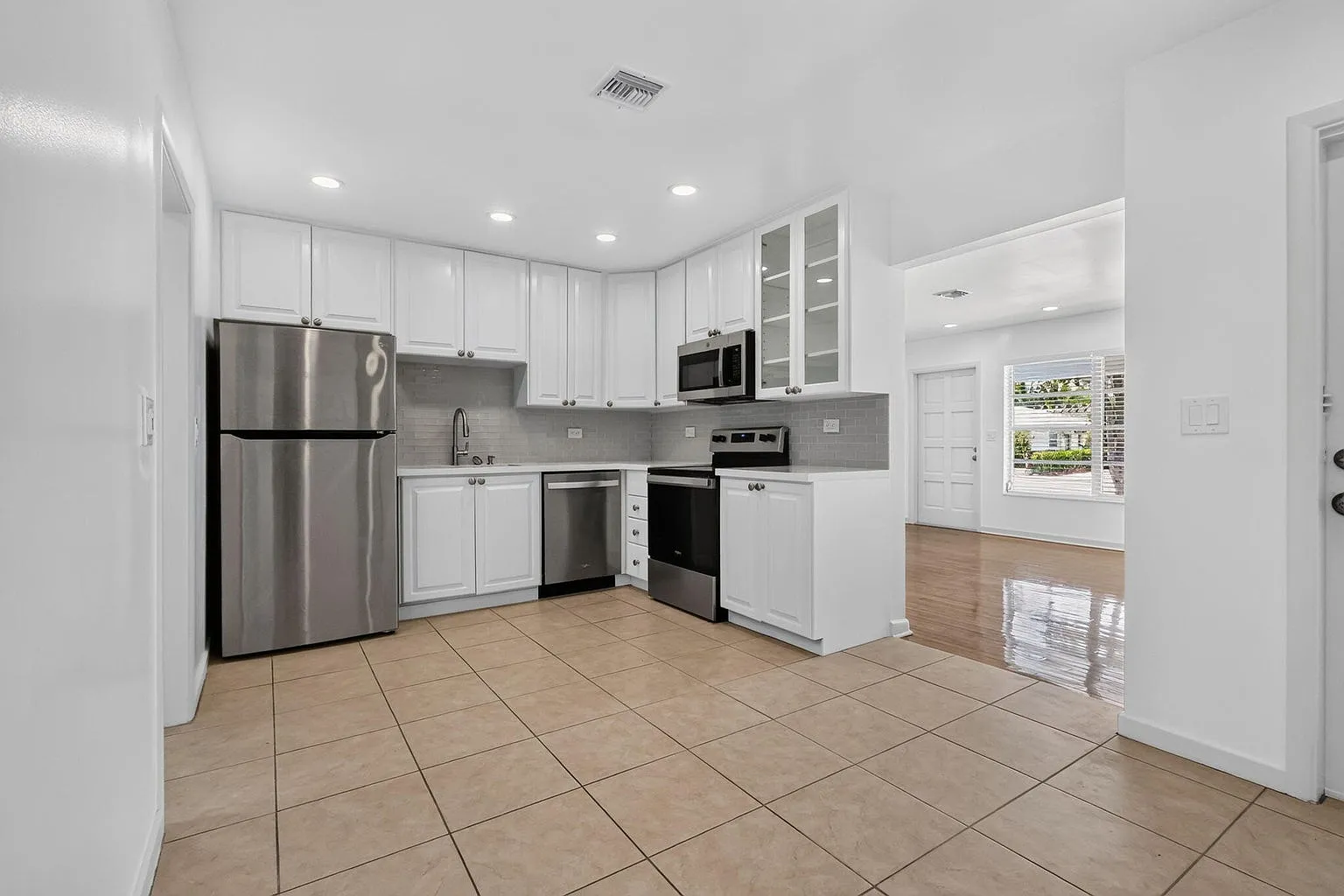3 bed, 1268 sqft, $3,200 — Photo 4