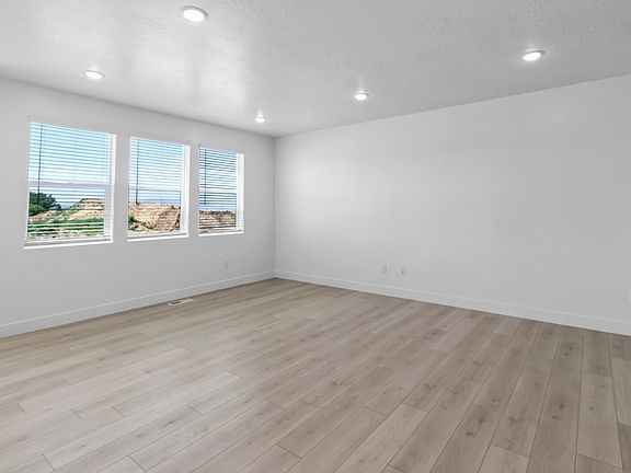 4th image of 2816 W Aurora Ave