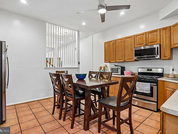 4th image of 1018 F St NE