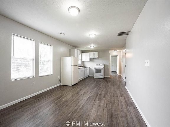 4th image of 3014 W 10th St APT 4