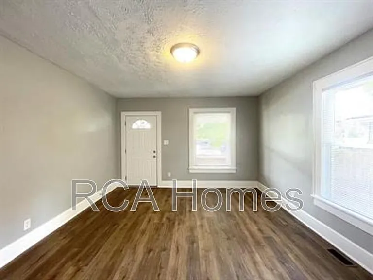 1036 Nelson Ave — Photo 3