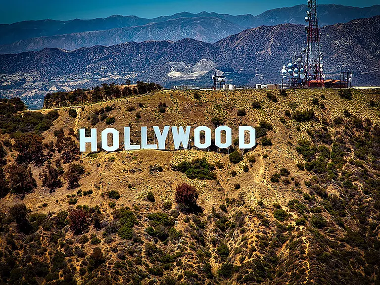 Short drive to Hollywood's nightlife and restaurants