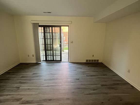 5th image of 22 King Arthur Blvd #1