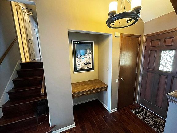 3rd image of 8905 Oak St