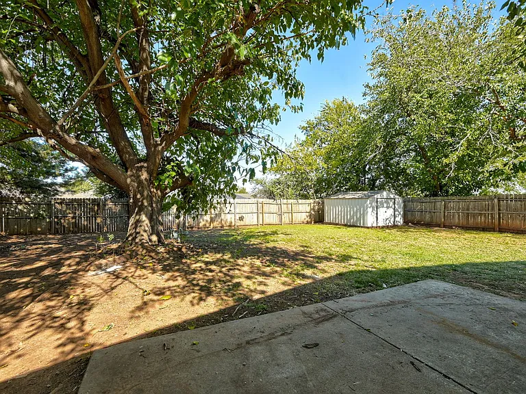 1009 NE 6th St — Photo 25