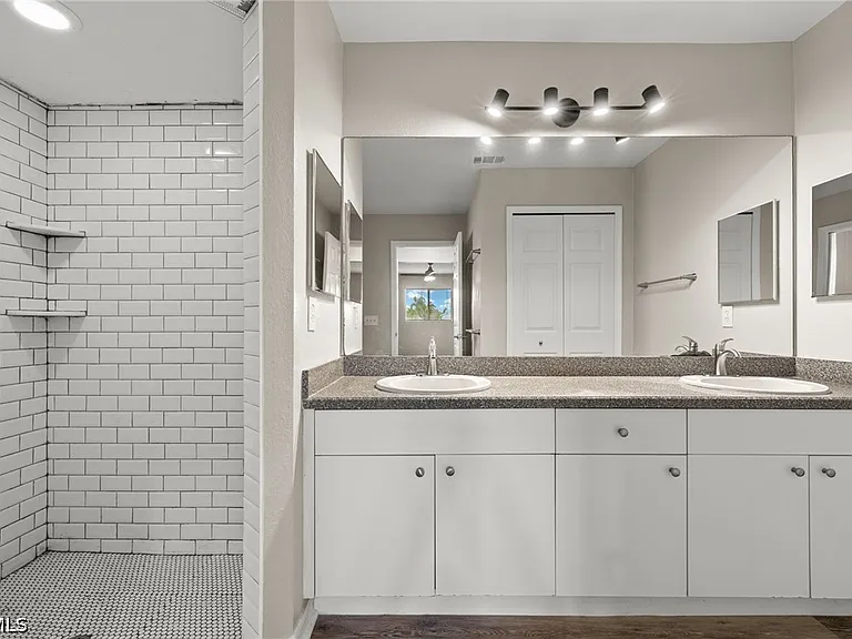 3919 SW 14th Ave — Photo 16