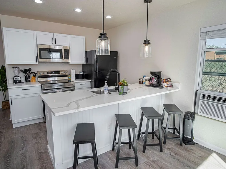 241 Delmar St #2 — Photo 6