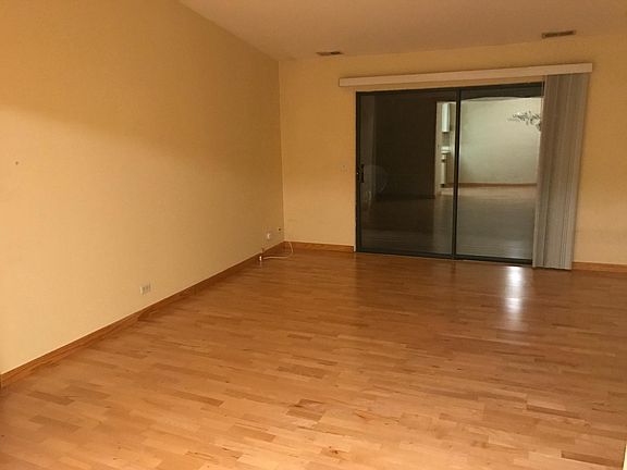 3rd image of 21W581 North Ave #111