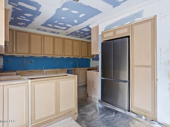 4th image of 1112 Meadowbrook Rd