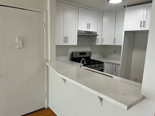 Bar Counter wide enough for breakfast area