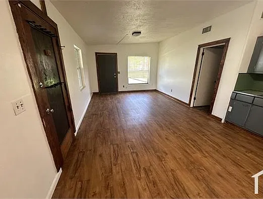 3 bed, $1,400 — Photo 4