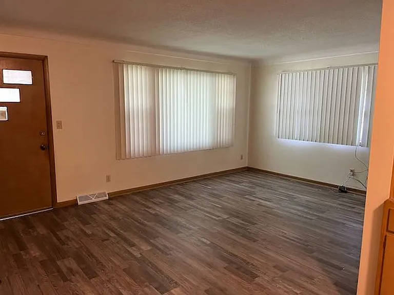 4132 39th Pl — Photo 2