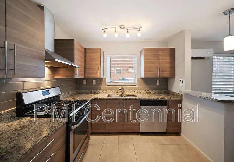 950 Saint Charles Ave NE #9 — Photo 2