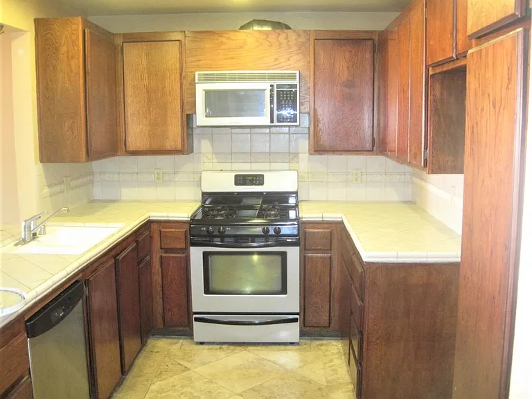 2441 Sylvian Ln — Photo 3