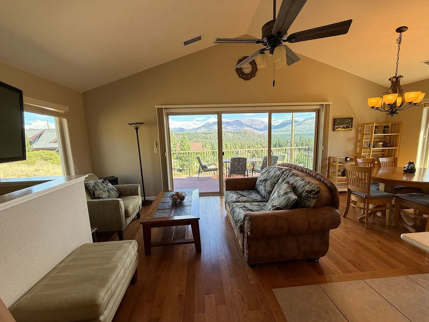 Gorgeous Views Out of Every Window! 3 Bed, 2 Bath with Garage — Photo 3
