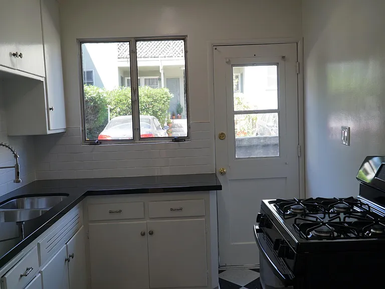 1021 N Sweetzer Ave #10 — Photo 11
