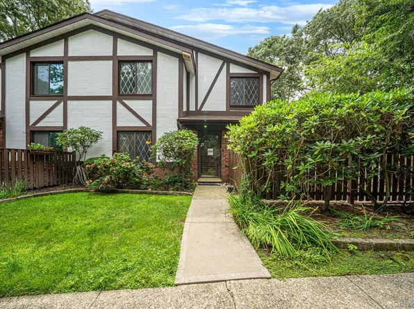 415 Clubhouse #51, Coram, NY 11727