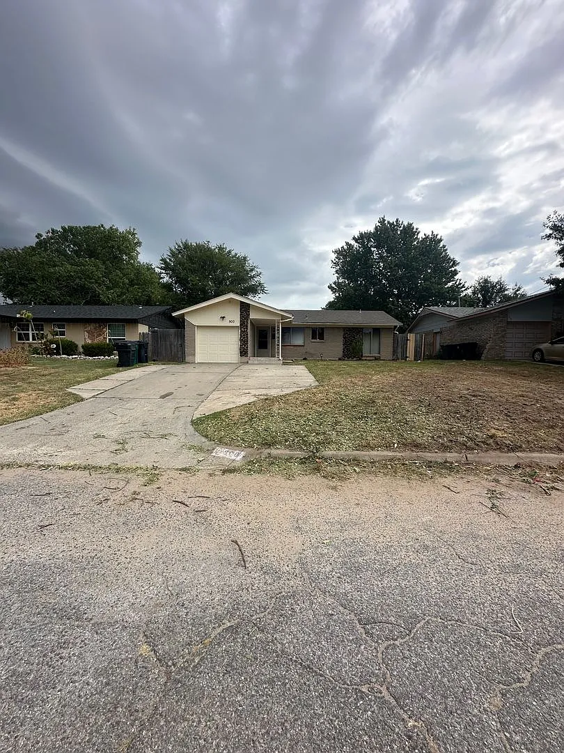 4 Bed, 3 Bath 1 Car Garage — Photo 1