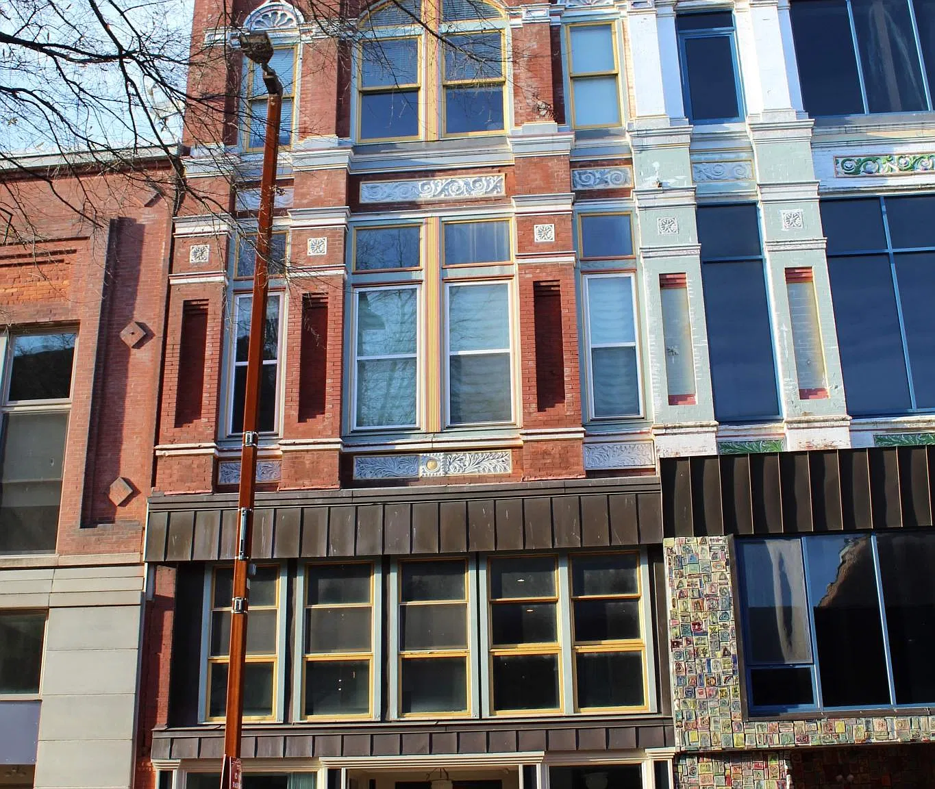 413 Broadway St — Photo 1