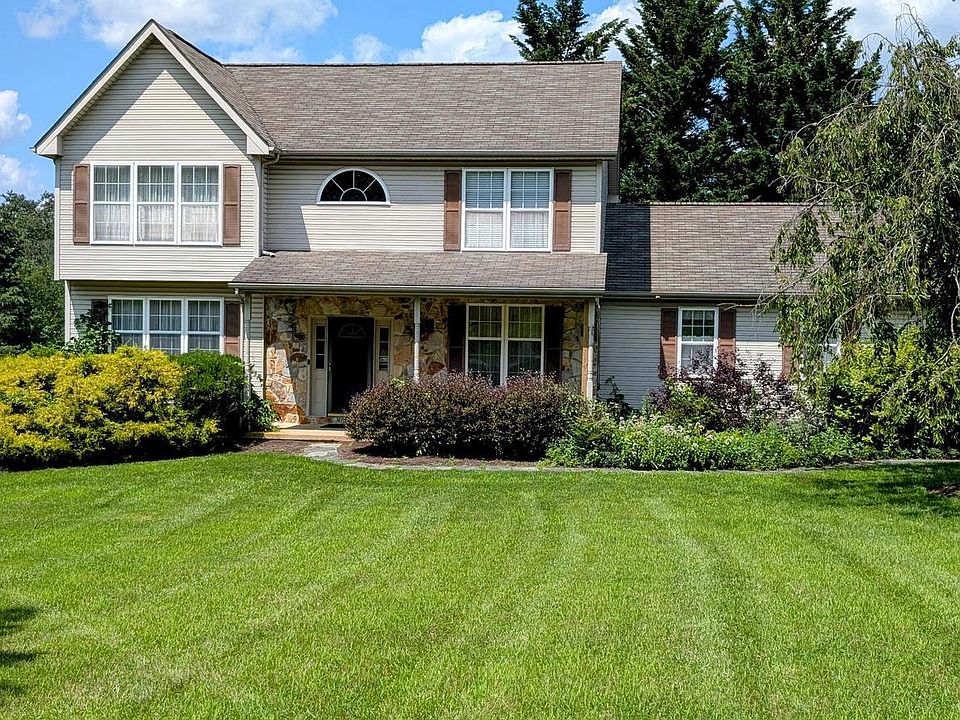 1st image of 140 Christophers Ln
