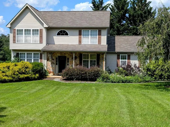 140 Christophers Ln, Coatesville, PA 19320