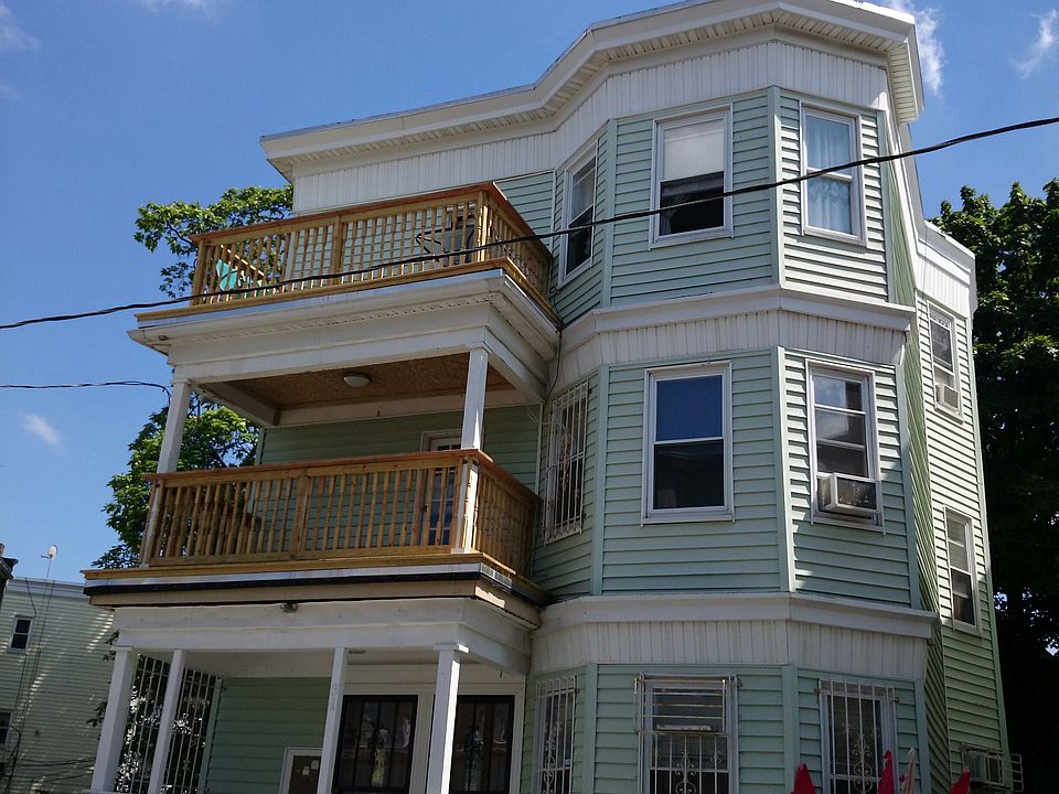 2nd image of 31-31A Holiday St