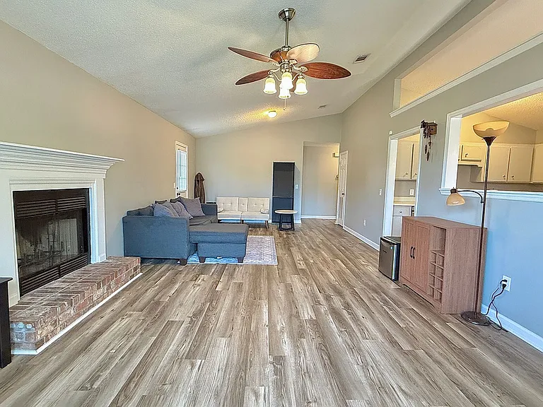 1233 Riyadh Rd — Photo 4
