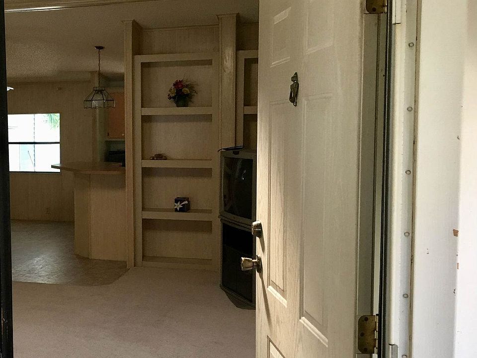 Entrance from porch into living room