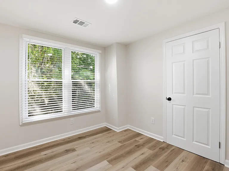 1009 W 52nd St — Photo 15