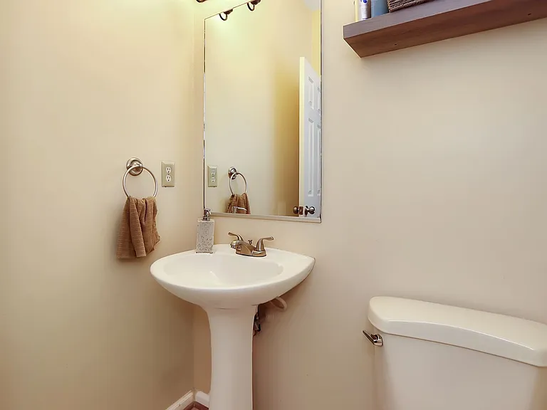 1356 Lake Dr — Photo 3