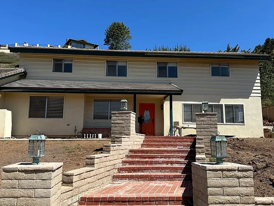 469 E View Dr