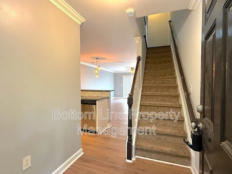 2 bed, 1.5 bath, 907 sqft, $1,695 — Photo 2