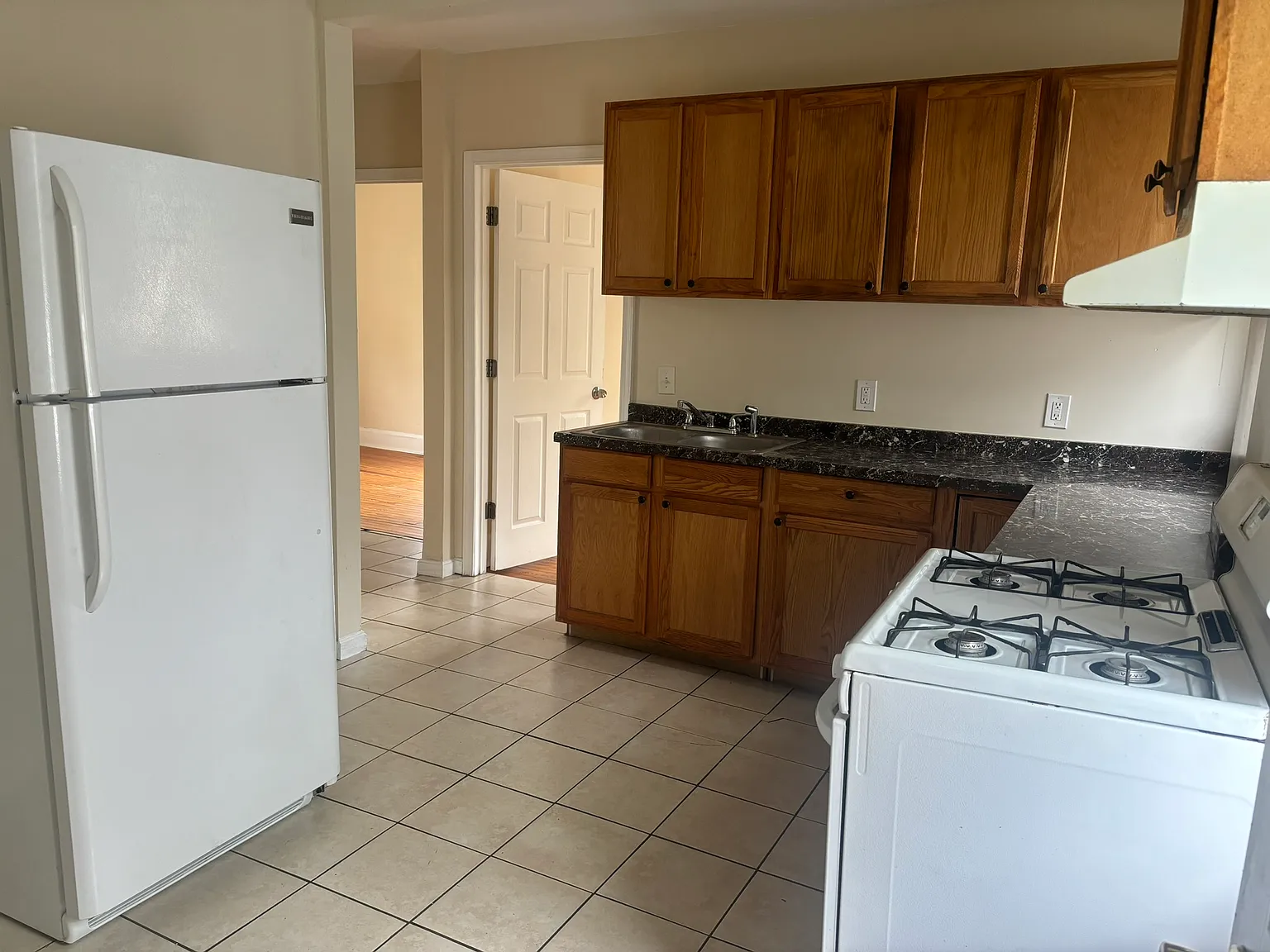 5 bed, 1600 sqft, $2,200 — Photo 4