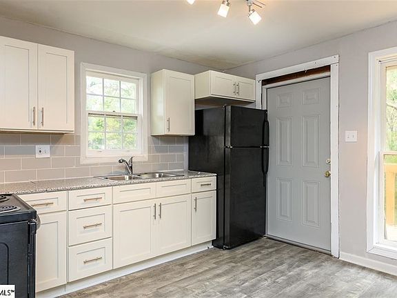 5th image of 102 Helen St