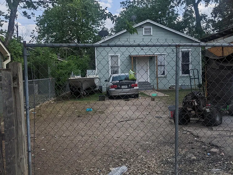 551 E Southcross Blvd — Photo 6